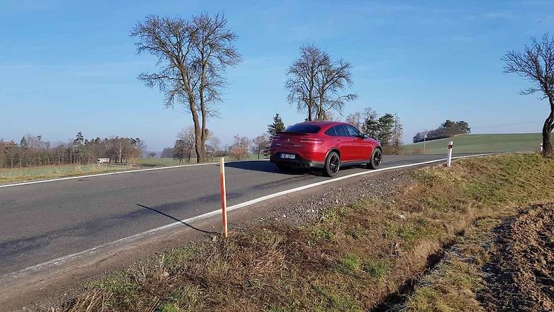 BMW potřebuje více točivého momentu, protože váží o půl tuny víc než Mercedes.