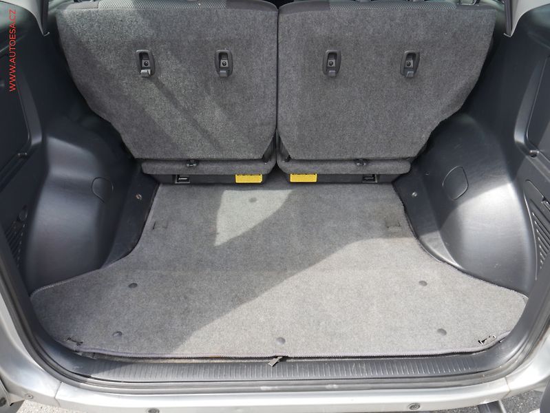 Toyota RAV4 (2005) 2.0 D-4D 4x4, AC, TZ - fotka 7 z 15
