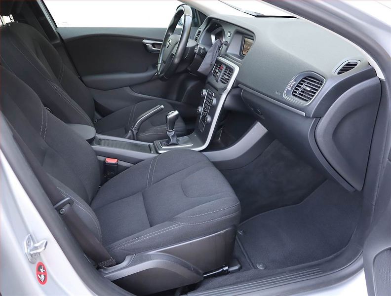 Volvo V40 (2016) 2.0 D2, Serv.kniha - fotka 9 z 16