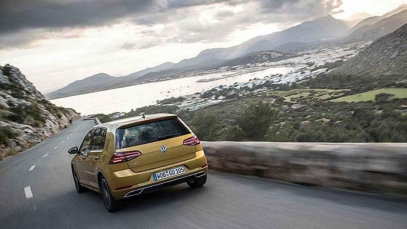 Porovnání prvního a posledního Volkswagenu Golf.