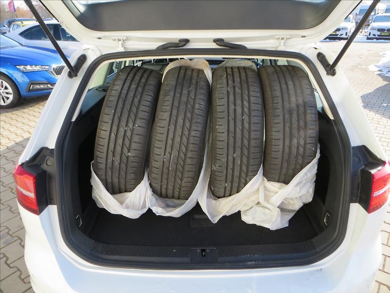 Volkswagen Passat 2,0 TDI 140kW 4MOT DSG H-Line - fotka 7 z 23