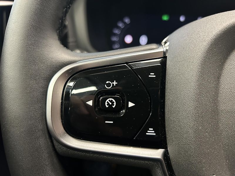 Volvo V60 (2025) ULTRA DARK DCT LED Panora HUD - fotka 13 z 43