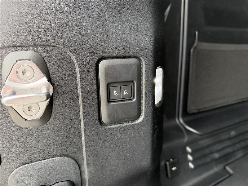 Land Rover Defender 3,0 110 D200 MHEV S ZÁRUKA - fotka 31 z 39