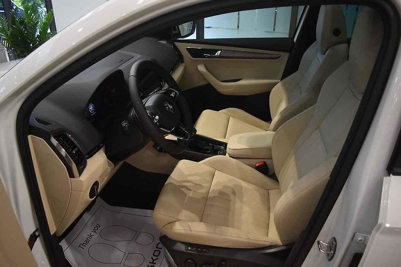 Oltářík s bůžkem uvnitř vietnamského autosalonu Škoda.