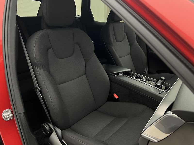 Volvo XC60 B4 MOMENTUM - fotka 19 z 46