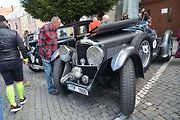 Automobiloví a motocykloví veteráni se vydali v neděli na tradiční jízdu Ze zámku na hrad. Start byl na Horním náměstí v Přerově, kde si lidé užili bohatý program.