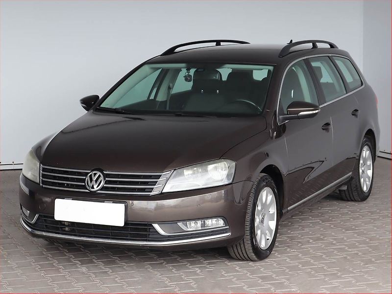 Volkswagen Passat (2012) 2.0 TDI, Navi, Tempomat - fotka 2 z 24