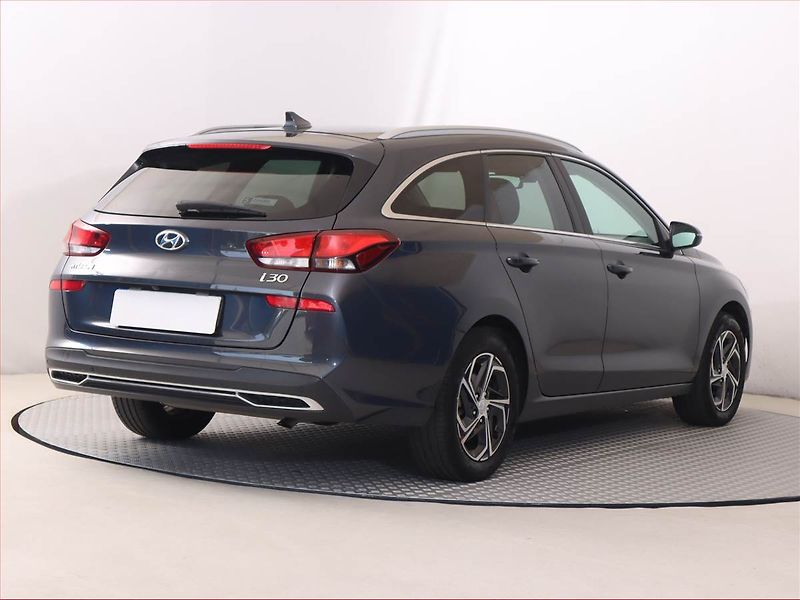 Hyundai i30 (2023) Family 1.5 DPI, Tempomat - fotka 5 z 19