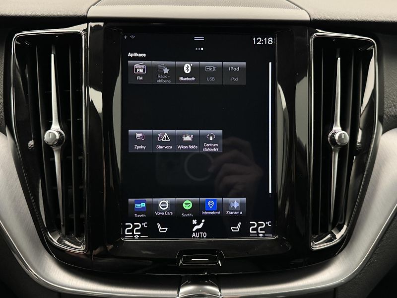 Volvo XC60 B4 AWD MOMENTUM PRO AUT CZ - fotka 28 z 37