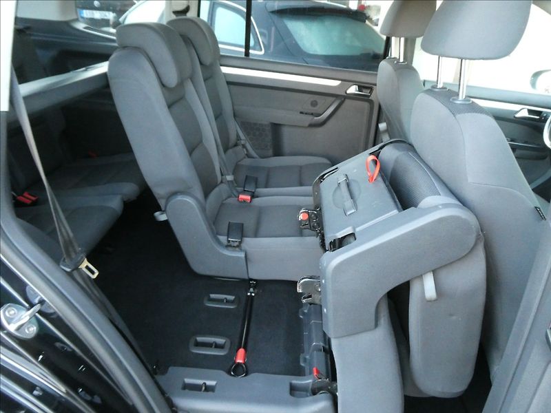 Volkswagen Touran 1,6 TDi 77kW 7.MÍST,navigace - fotka 23 z 43