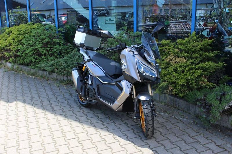 QJ Motor (2026) ATR 125 kufr zdarma, hybridní - fotka 1 z 8