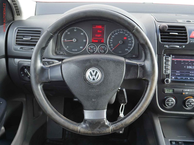 Volkswagen Golf (2009) 1.9 TDi, ČR, Trendline, TZ - fotka 13 z 17