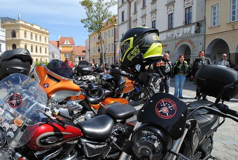 Třeboňské Masarykovo náměstí bylo motorkami doslova našlapané. Stovkám strojů požehnal tamní kaplan Jiří Kalaš.