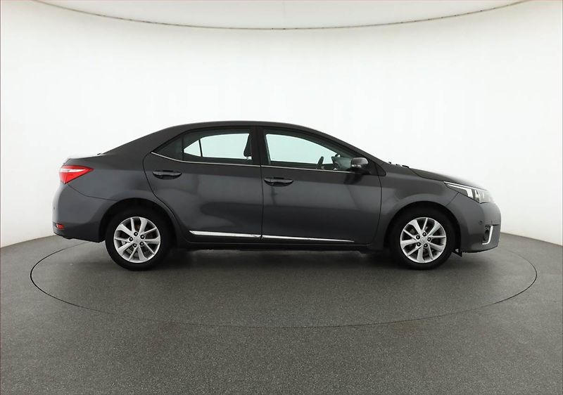 Toyota Corolla (2013) 1.4 D-4D, Park. senzory - fotka 6 z 17
