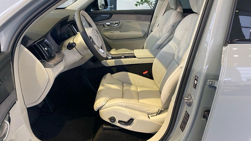 Volvo XC90 (2025) PLUS DARK, T8 AWD, 228+107 kW - fotka 8 z 15