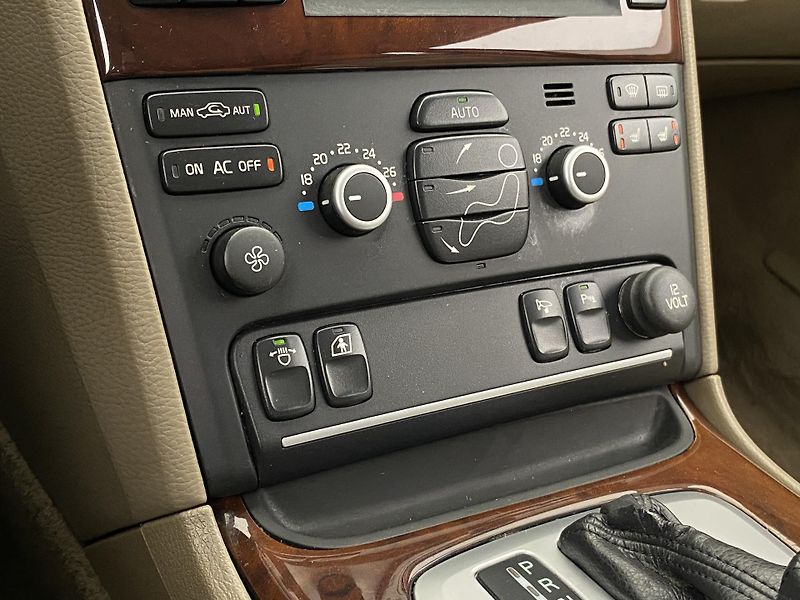 Volvo XC90 D5 AWD EXECUTIVE AUT CZ 7míst - fotka 28 z 37