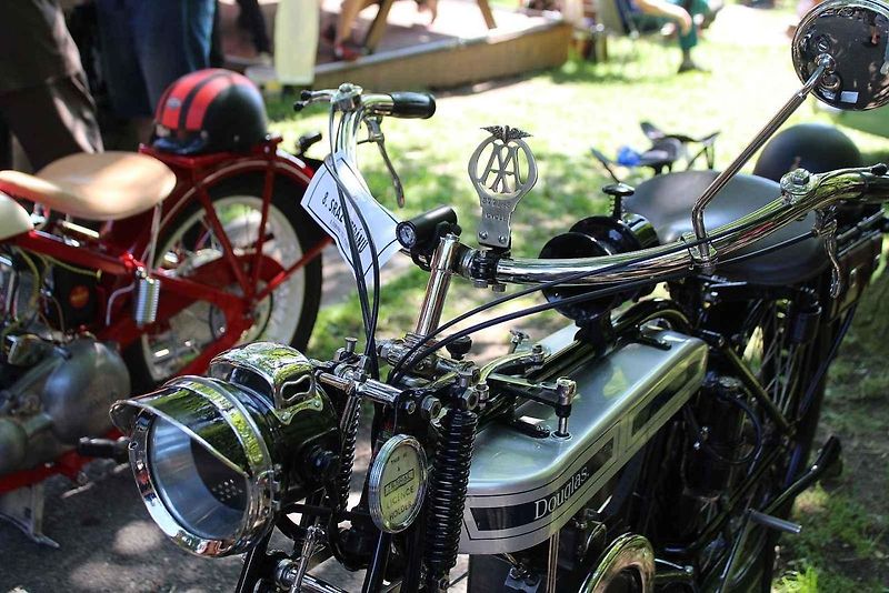Motocykl Douglas W z roku 1917 byl k vidění na letošním, již 8. srazu historických vozidel v Litvínově na Loučkách.