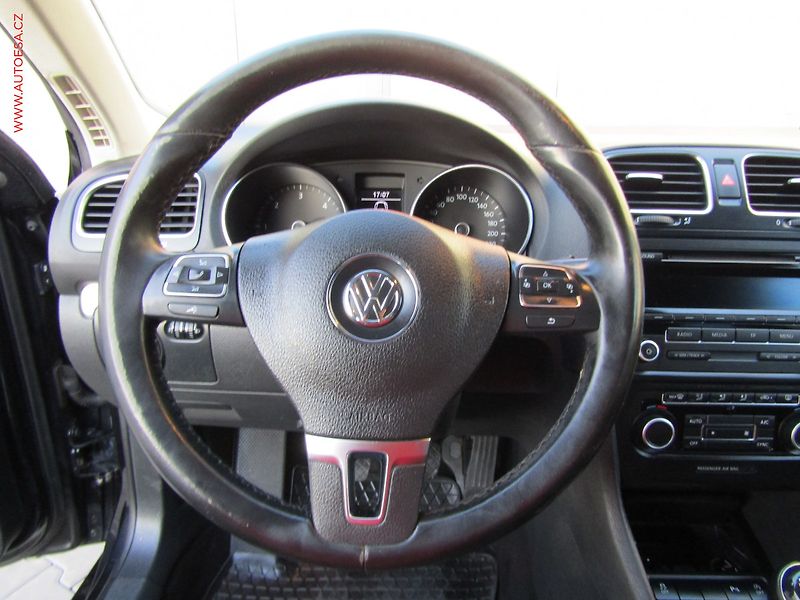 Volkswagen Golf (2013) 1.6 TDi, Highline, TZ - fotka 16 z 18