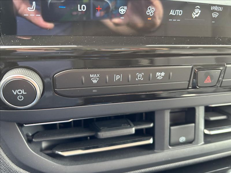 Ford Tourneo Custom 2,0 EcoBlue 125kW L2 Titanium - fotka 39 z 44