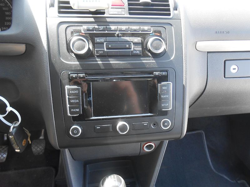 Volkswagen Touran 1.6TDi, NAVI,7Míst!!! - fotka 30 z 43