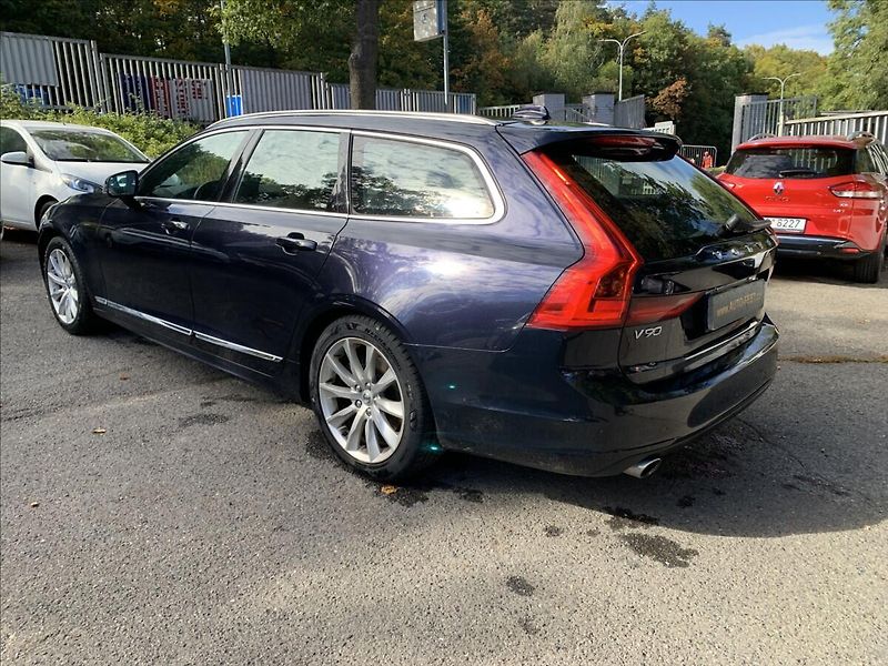 Volvo V90 2,0 D5 AWD MOMENTUM ČR,1.MAJ. - fotka 9 z 23
