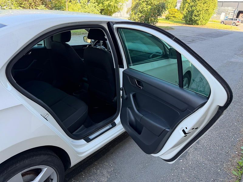 Škoda Rapid 1,2 TSi / 63 kW / Ambiente  - fotka 14 z 21