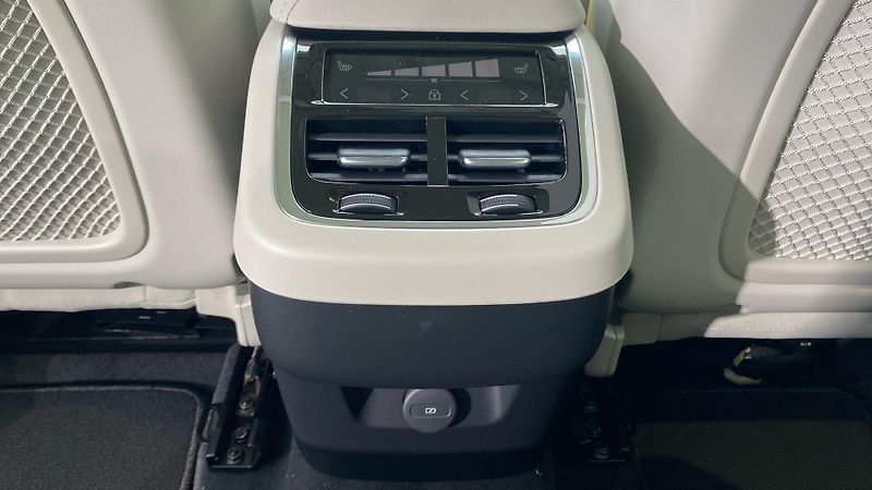 Volvo XC60 (2026) ULTRA DARK, B5 AWD, 184+10 kW - fotka 13 z 15