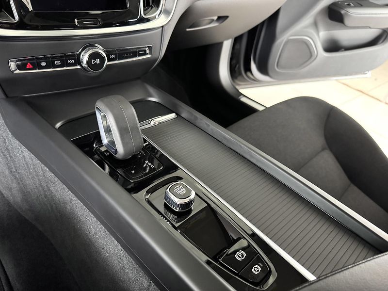 Volvo V60 B3 AUT*120kW*KeyLess*LED*Kamer - fotka 25 z 35