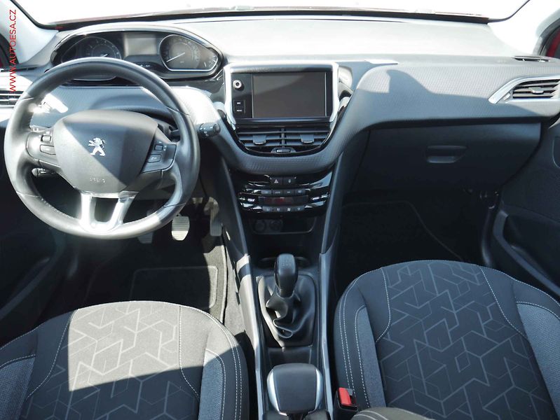 Peugeot 2008 (2017) 1.2PT, ČR, AC, tempo - fotka 8 z 16