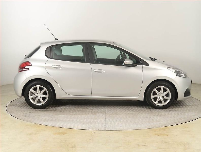 Peugeot 208 (2017) 1.2 PureTech, Tempomat - fotka 6 z 16