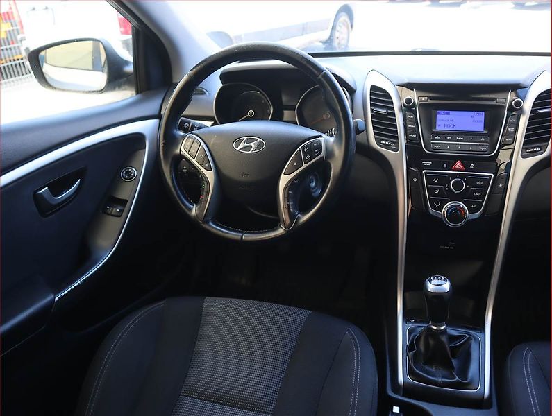 Hyundai i30 (2016) Comfort 1.6 CRDi, Serv.kniha - fotka 7 z 16