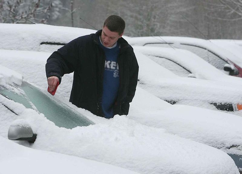 Před jízdou je třeba auto důkladně zbavit sněhové pokrývky.