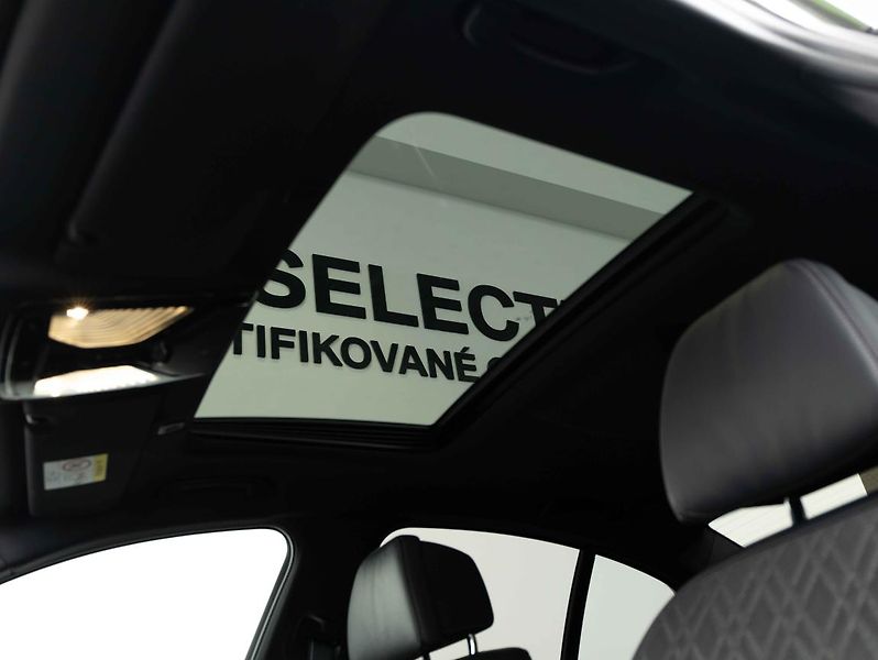BMW Řada 5 M550i xDrive - fotka 21 z 23