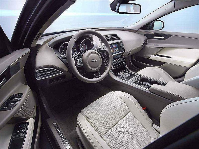 Jaguar XE.
