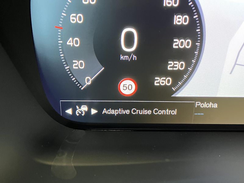 Volvo XC40 B4 Momentum Advance AT8 - fotka 28 z 41