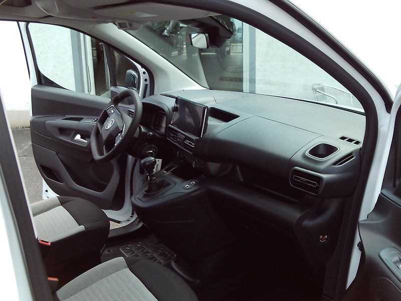 Citroën Berlingo (2026) XL PLUS Profi Petrol 110k Man - fotka 8 z 16