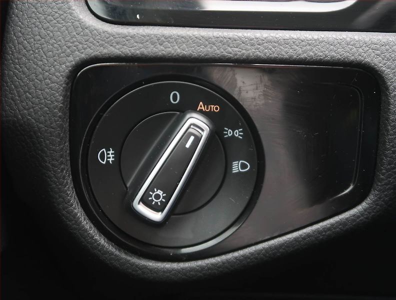 Volkswagen Golf (2019) Highline 2.0 TDI, Automat - fotka 17 z 20