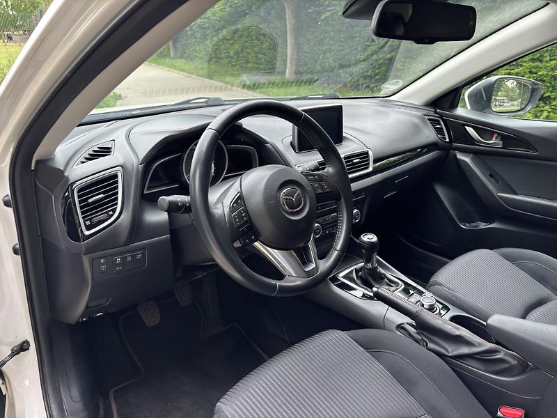 Mazda 3 2.0 Center-Line - fotka 24 z 28