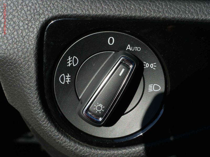 Volkswagen Golf (2015) 2.0 TDi VII, Highline - fotka 16 z 23
