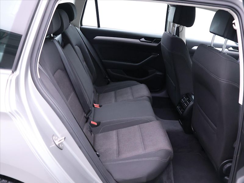 Volkswagen Passat 1,6 TDI Comfortline LED - fotka 13 z 32