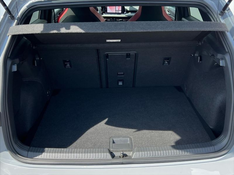 Volkswagen Golf 2,0 TSi 180kW 7DSG  REZERVACE - fotka 14 z 28