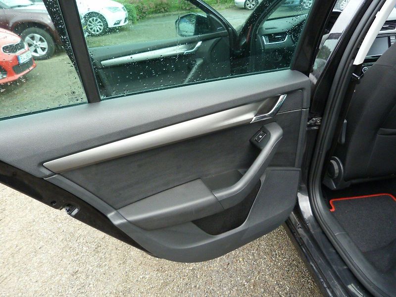 Škoda Octavia 2.0 TDI JOJ - fotka 24 z 27