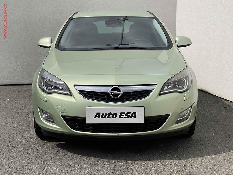 Opel Astra (2011) 1.6i, AC, xenon, navi - fotka 2 z 19