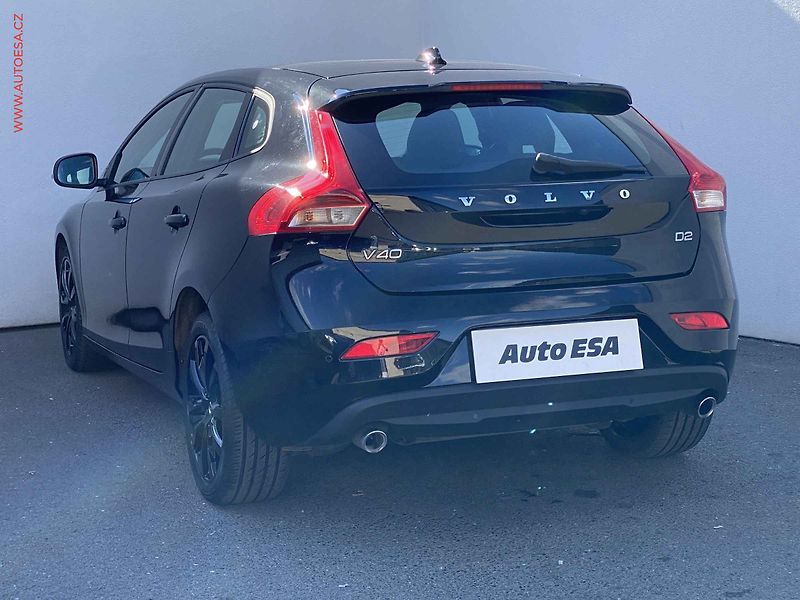 Volvo V40 (2019) 2.0 D2, AT, LED, kůže, panor - fotka 6 z 18