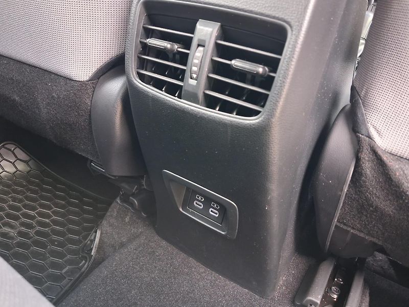 Toyota Corolla Cross 2.0 HSD e-CVT Comfort - fotka 20 z 25