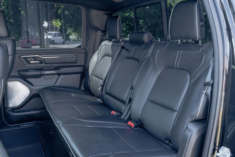 Dodge RAM (2023) 1500 5.7 HEMI V8 LIMITED/NIGHT - fotka 23 z 24