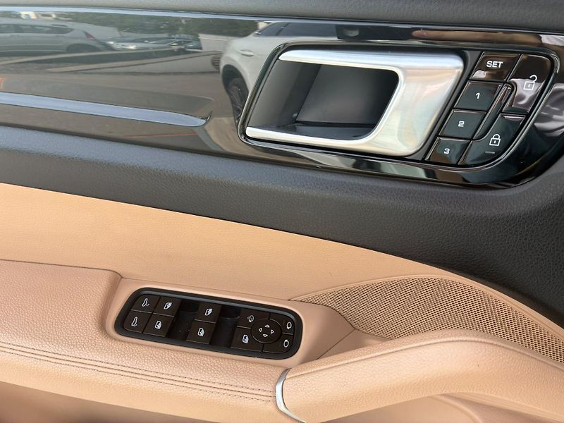 Porsche Cayenne (2019) 3.0, 250KW, 4x4, 360°, KEYLESS - fotka 27 z 38