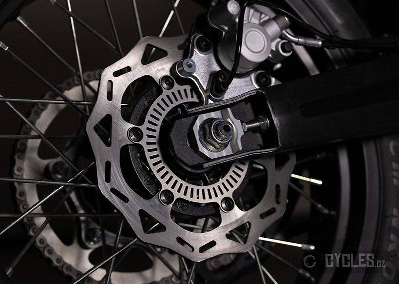 QJ Motor (2026) COV 125 Super Motard - Skladem - fotka 11 z 18