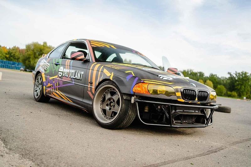 Ideální auta na blbnutí na uzavřených tratích? BMW a Subaru