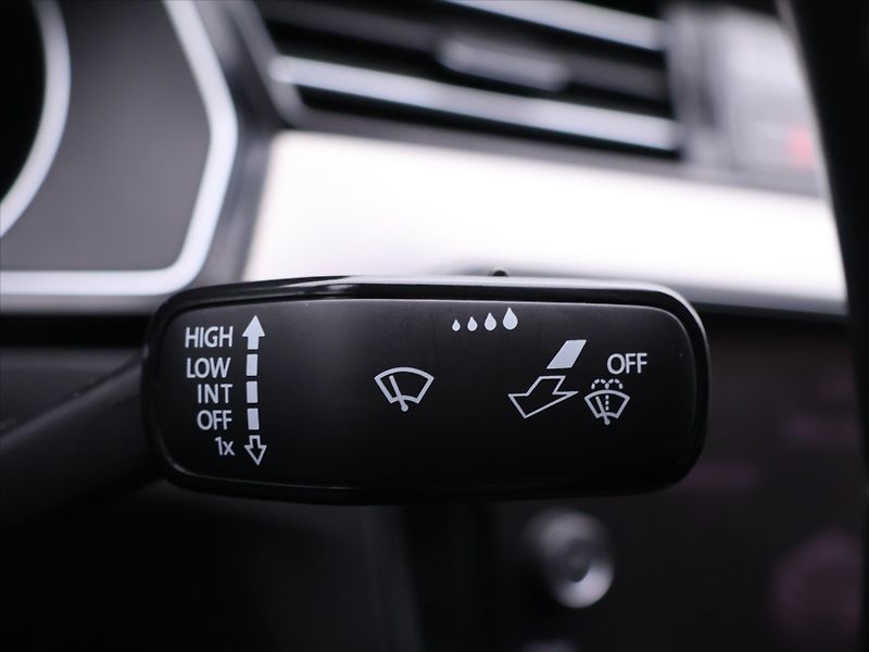 Volkswagen Passat R-line 2,0 TDI 140kW DSG CZ DP - fotka 18 z 32
